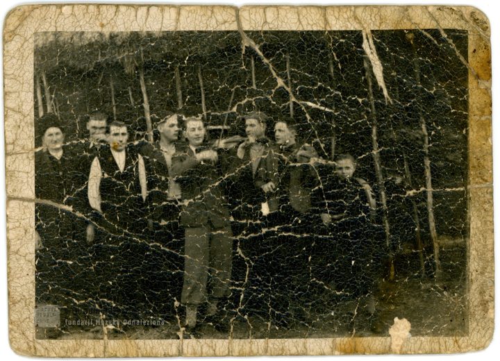 Muzykanci na weselu, pośrodku skrzypkowie: od lewej Jan Bogusz - legendarny skrzypek kajocki), Tadeusz Jedynak - uczył się gry u Bogusza. Przystałowice Małe, ok. 1940